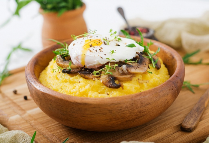 Breakfast. Polenta with mushrooms and poached egg